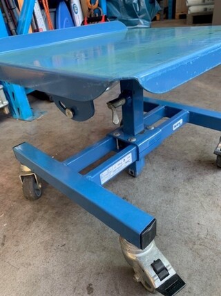 2x Kleine Instelbare bijzet tafel Fetac, 3280, blauw, bouwjaar 2017